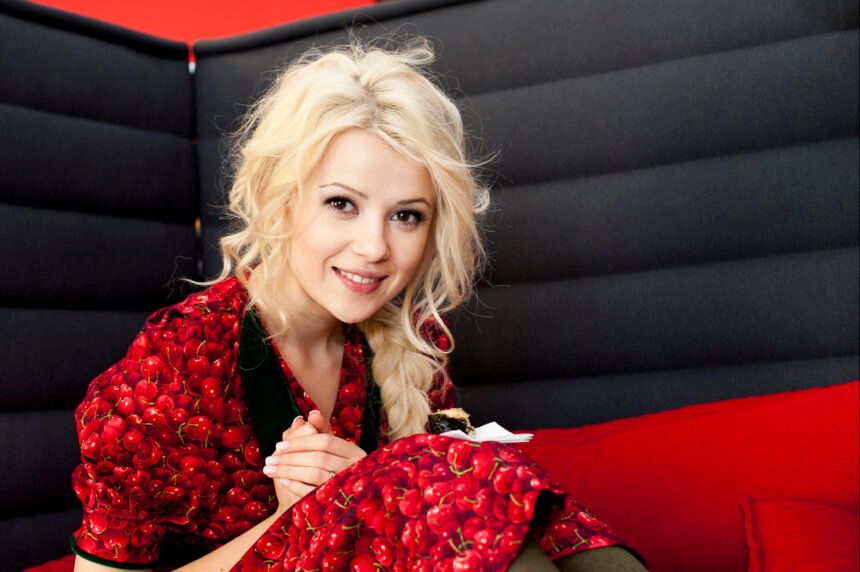 міка ньютон